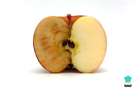 Fotografía macro de manzana oxidada y manzana recién cortada