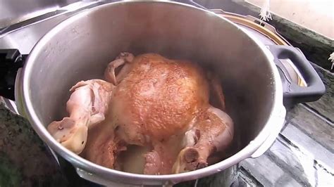 olla con pollo, verduras y hierbas cocinándose a fuego lento