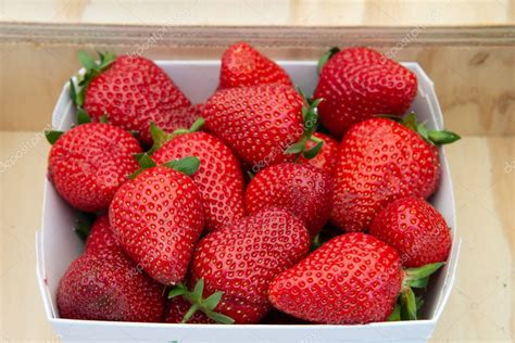 Primer plano de fresas frescas y jugosas, listas para ser preparadas.