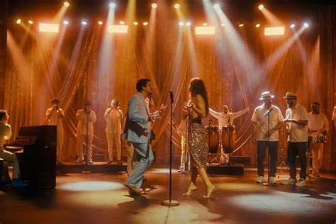 Bad Bunny interpretando salsa en vivo, con orquesta de fondo