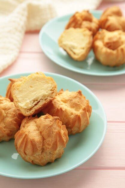 Profiteroles recién horneados, crujientes y dorados