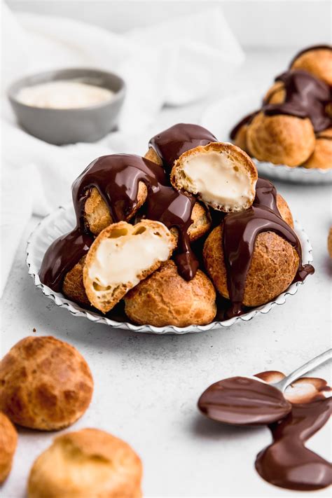 Profiteroles listos para rellenar, con una vista de su interior hueco