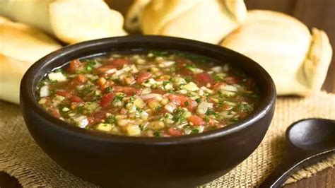 Variedad de platos chilenos acompañados con pebre
