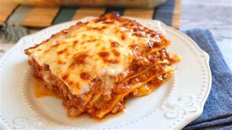 Plato de lasaña de carne recién horneada