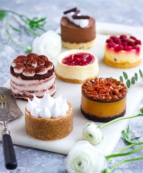 Variedad de mini postres individuales como macarons y cupcakes