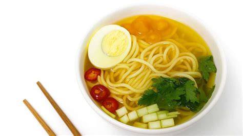 Tazón de sopa de fideos chinos con langostinos y verduras.