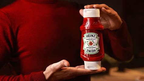 Imagen de la botella de kétchup Heinz tradicional y la botella invertida de plástico