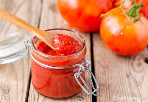 Foto de pasta de tomate casera en un frasco