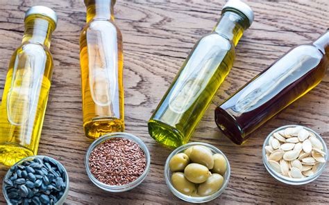 Diferentes tipos de aceites vegetales en botellas
