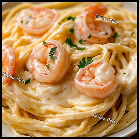 Plato de spaghetti frío con camarones, media crema y perejil fresco