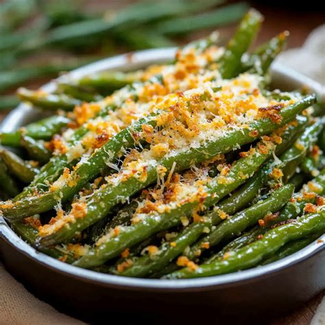 Lentejas con judías verdes y queso parmesano recién horneadas