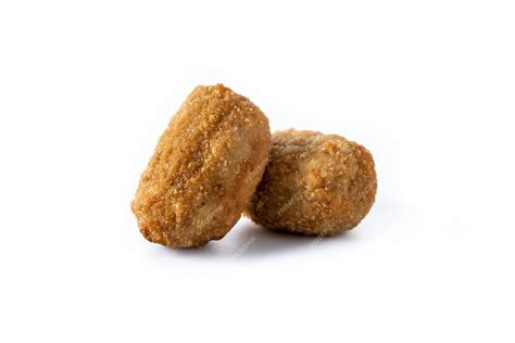 Imagen de croquetas de pescado doradas y crujientes sobre un fondo blanco, con perejil fresco