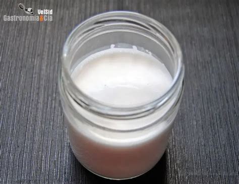 Frascos de leche de coco casera almacenados en un refrigerador