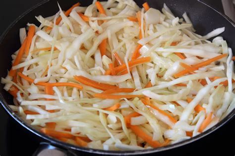 Salteado de repollo con zanahoria listo para servir