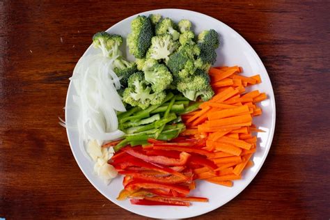 Variedad de vegetales cortados en tiras para saltear