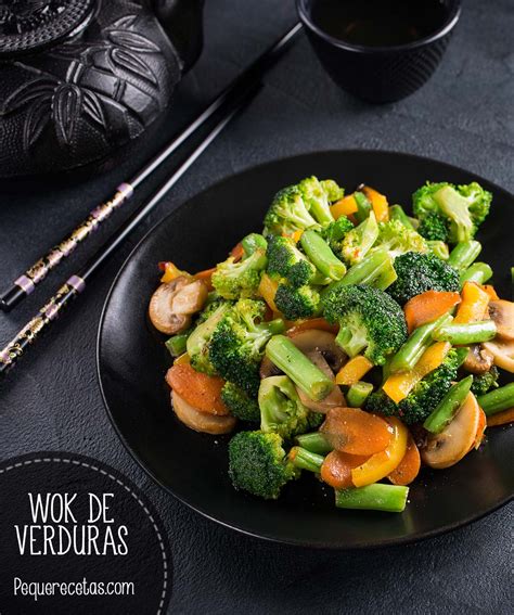 Wok con repollo salteándose con otros vegetales