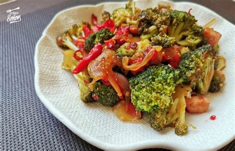 Salteado de brócoli y repollo con salsa de soja en un plato