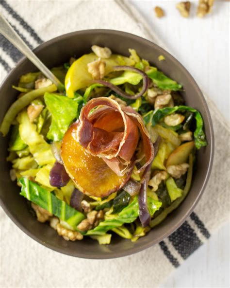 Salteado de repollo y manzana con nueces y jamón