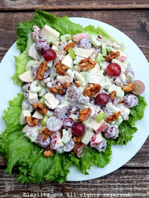 fotografía de una Ensalada Waldorf gourmet con pollo y uvas