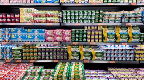 Yogures envasados en un supermercado