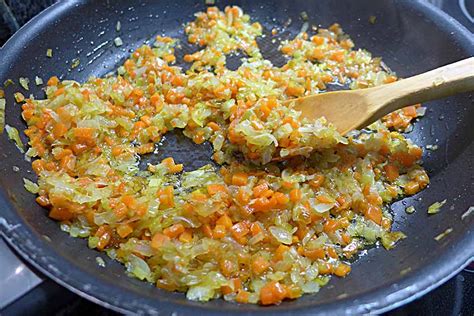 imagen de un sofrito de cebolla, zanahoria y ajo en una sartén