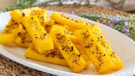 Bastones de polenta crujientes rebozados
