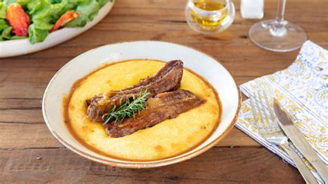 Molde de polenta rellena con ragú de carne
