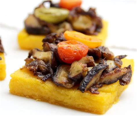 Cuadrados de polenta horneados con especias y parmesano