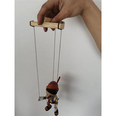 Marioneta de palito de helado pintada con hilos para moverla