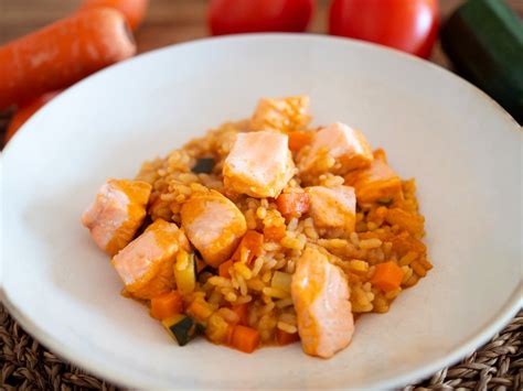 Foto de arroz salteado con salmón y calabaza esponjosa