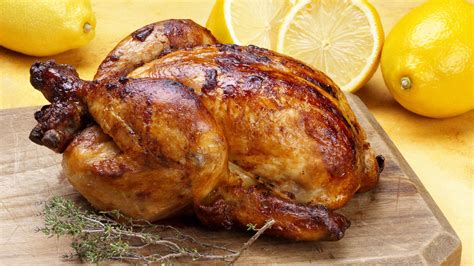 Foto de pollo a las brasas recién hecho y dorado