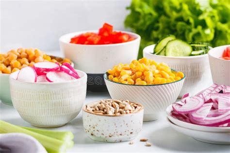 Ingredientes variados para marinados en tazones