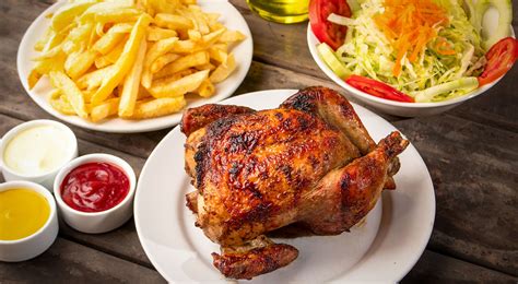 Plato de pollo a la brasa con papas fritas y ají de pollería
