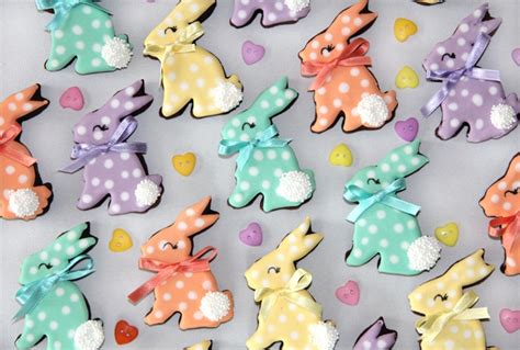 Varias galletas de conejo decoradas de diferentes estilos y colores