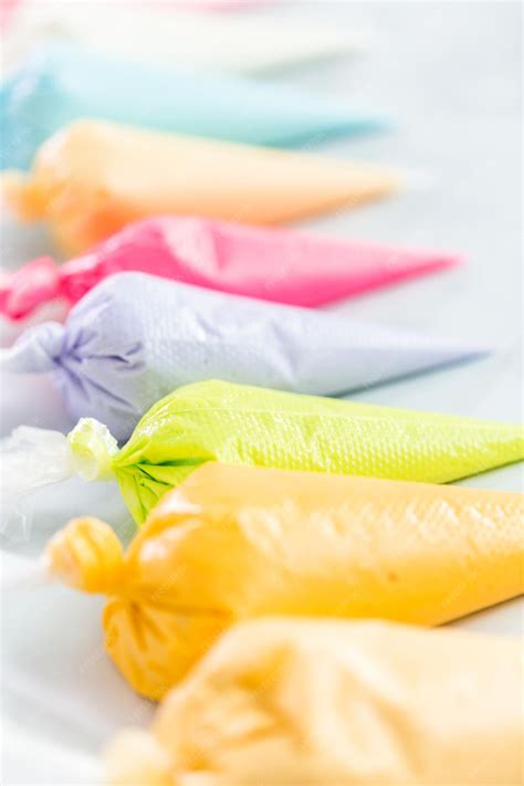 Glaseado real preparado en diferentes consistencias y colores en mangas pasteleras