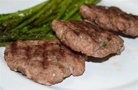 variedad de hamburguesas de carne picada