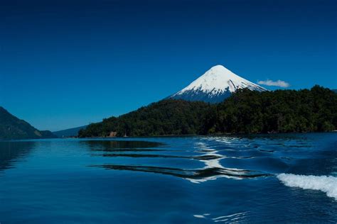 Paisaje de volcanes y lagos en la Región de los Lagos de Chile