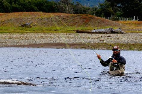 Pescador con mosca en un río de la Patagonia chilena