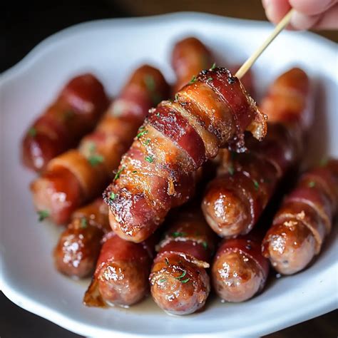 Foto de salchichas envueltas en tocino recién preparadas en un plato de servir