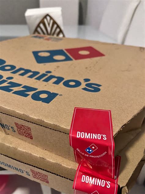 fotografía de una pizza de Domino's Pizza con su caja característica