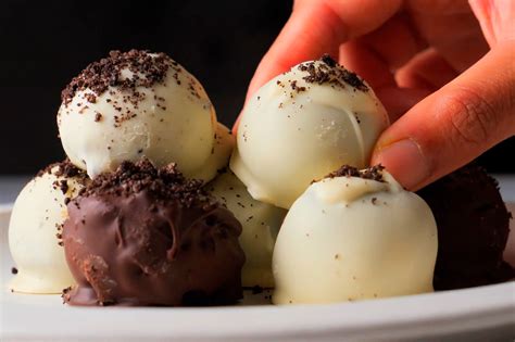 proceso de elaboración de bolitas de Oreo y queso crema bañadas en chocolate blanco