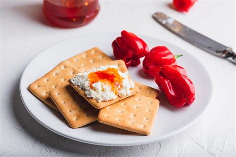 variedad de galletas saladas y dulces elaboradas con queso crema
