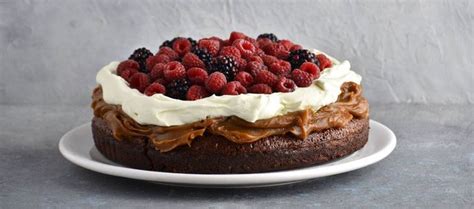 Infografía que ilustra paso a paso cómo montar un postre sofisticado con helado para potenciar su presentación visual.