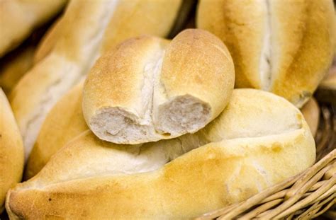 Fotografía de una marraqueta fresca y dorada