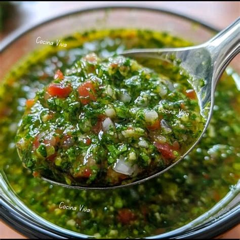 Detalle de los ingredientes picados finamente para la salsa americana