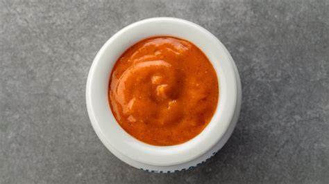 Ingredientes dispuestos para preparar salsa americana con kétchup y mostaza