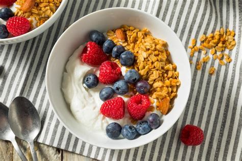 Yogur griego con bayas y granola