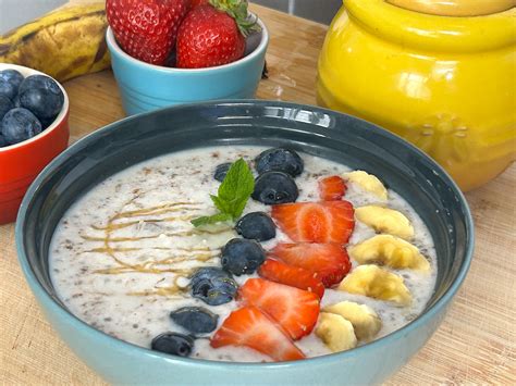 Persona comiendo un bowl de avena con yogur y frutas