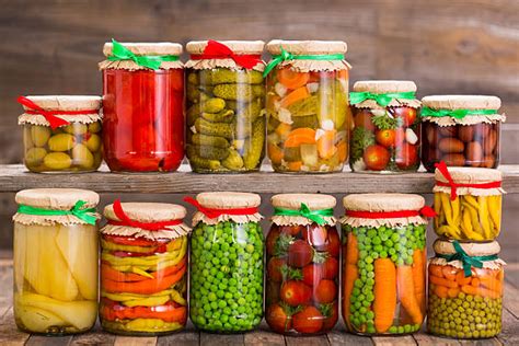 Ilustración de diferentes tipos de verduras en conserva en frascos de vidrio.