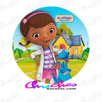 Oblea redonda de Doctora Juguetes sobre un pastel con cobertura de fondant